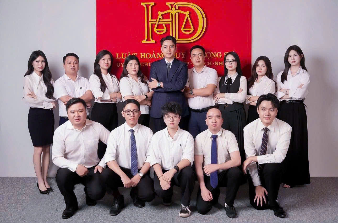 Hình tập thể Luật Hoàng Duy