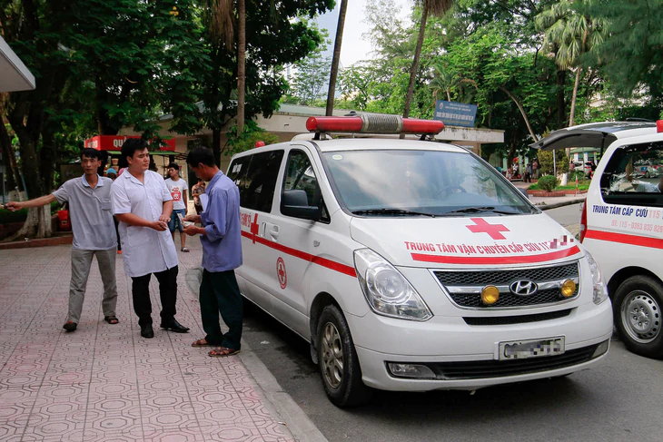 Xe cấp cứu tư nhân vào khoa hồi sức “chặt chém” bệnh nhân: Bệnh viện có phải chịu trách nhiệm?